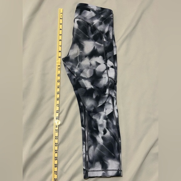 Lululemon Speed Up Crop 21" in Blush Blossom Alpine White Black - Size 6 - Picture 9 of 9